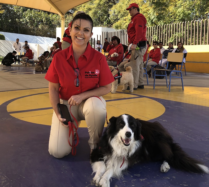 Nina ha estado en Patitas de Ayuda desde hace años como perro de terapia. (Notimex)