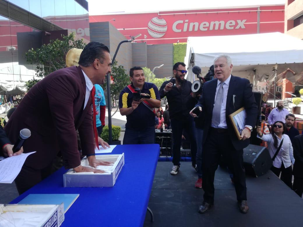 El Patrón Alberto plasmó sus huellas en el Paseo de las Estrellas (Ink PR)