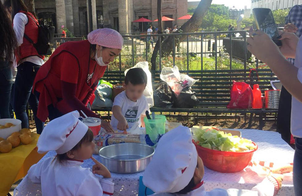 En plaza Liberación, maestras y niños mostraron su trabajo que hace en las estancias infantiles (Jorge Martínez)