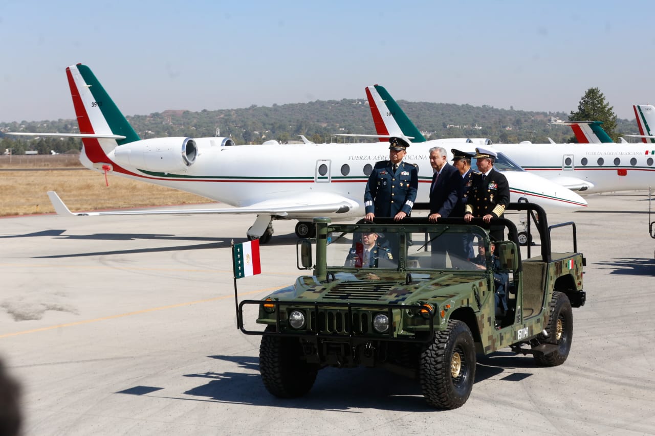 El Presidente hizo un recorrido por las instalaciones de la Base Aérea de Santa Lucía (Araceli López)