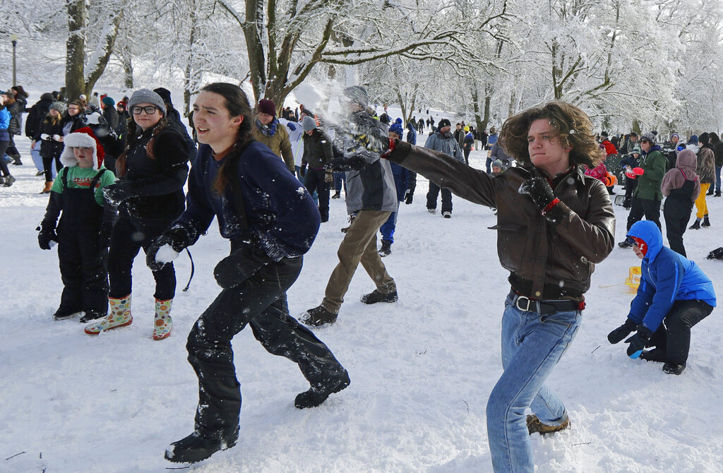 En algunas zonas cayeron más de 30 centímetros de nieve, y los meteorólogos aseguran que habrá más para inicios de la próxima semana. AP