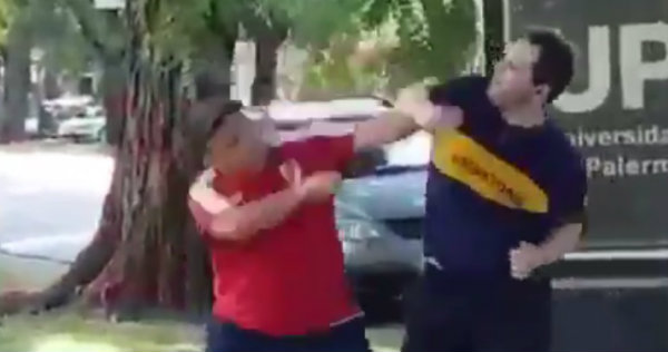 Aficionado de River Plate golpea a 'runner' de Boca Juniors a las afueras del Monumental (Especial)