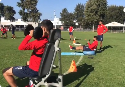 Chivas comenzó la práctica del lunes bajo la supervisión de Ezequiel Barril. (Especial)