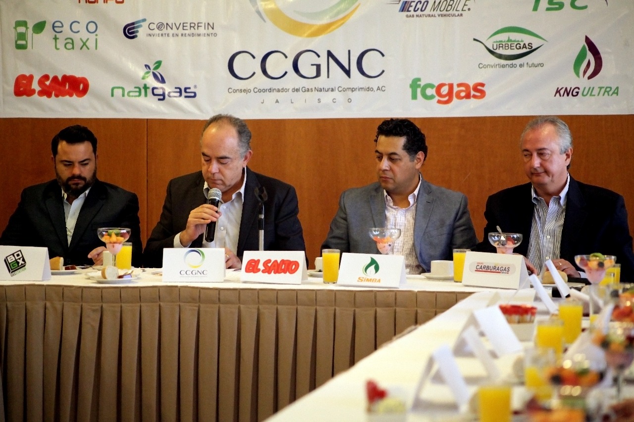 Convertir flotillas de gobierno a gas natural, piden empresarios. (Guiselle Chávez)