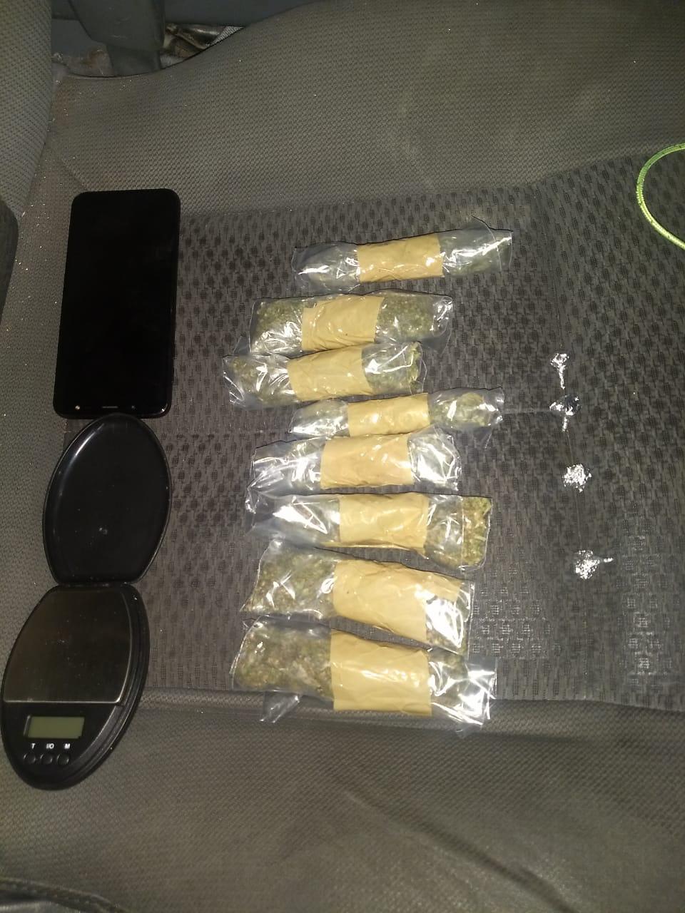 Al detenido se le encontró en su poder 8 paquetes con hierba seca y cuatro bultos de papel aluminio con cocaína. Foto: Especial