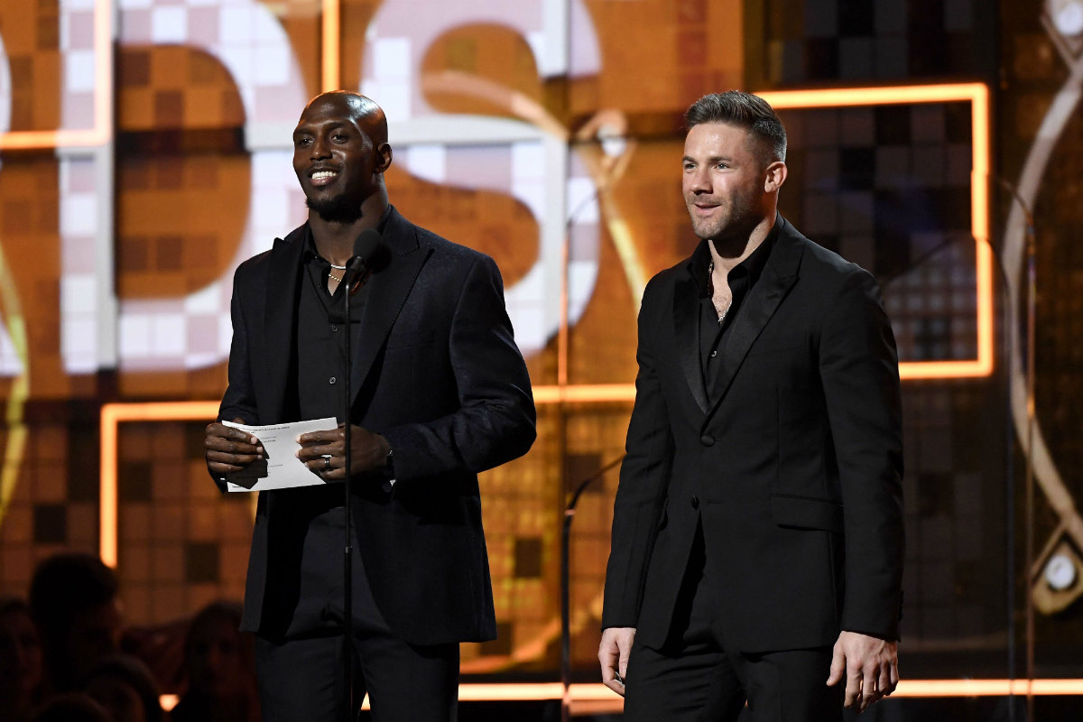 Devin McCourty  y Julian Edelman entregan premio en  los Grammy 2019 (AFP)