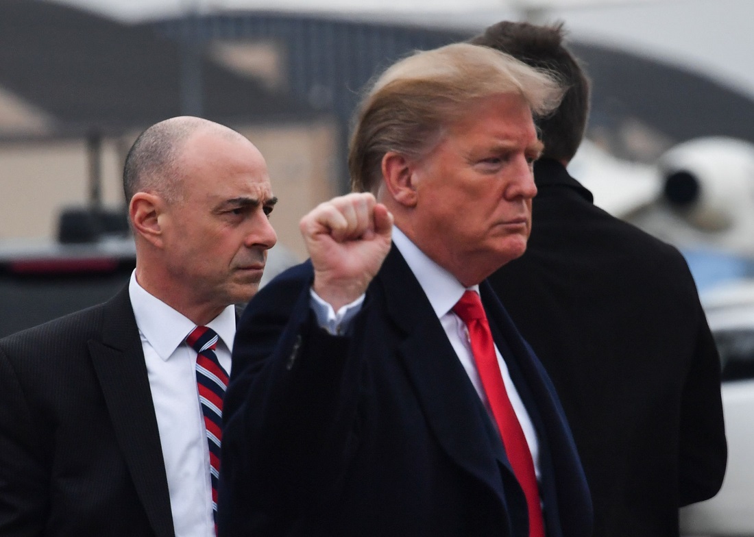 Donald Trump previo a tomar el vuelo rumbo a Texas. (AFP)