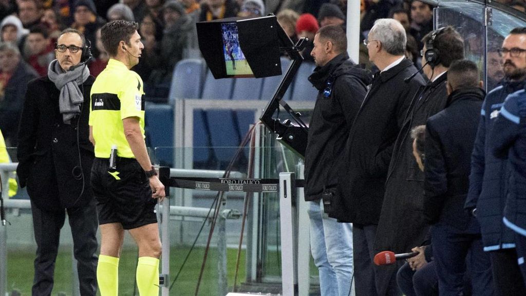 El VAR debutará en Octavos de Final de la Champions (EFE)