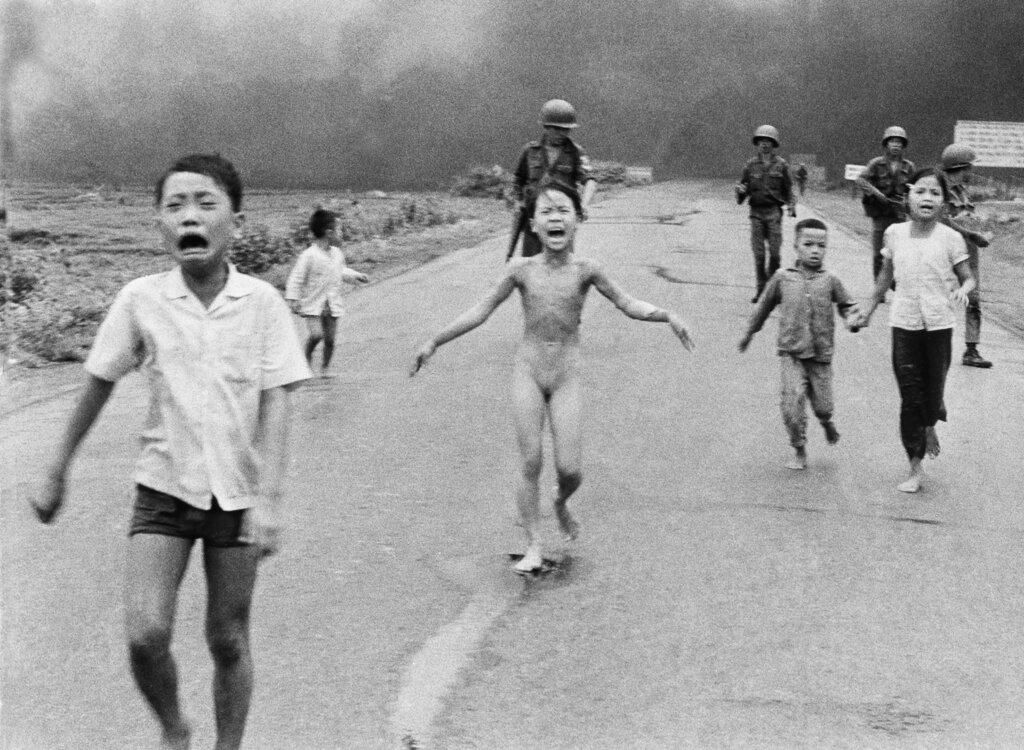 La foto fue tomada durante un ataque en la Guerra de Vietnam. (AP)