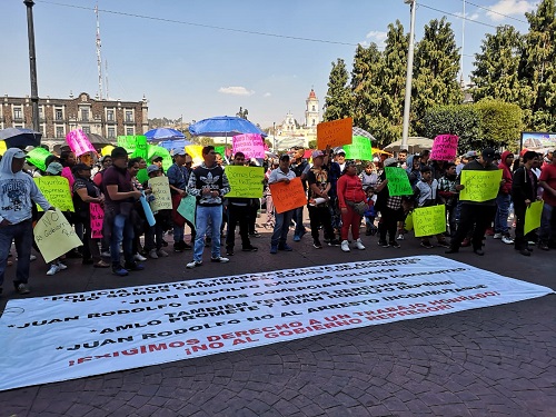 Frente al ayuntamiento gritaron consignas en contra del alcalde. (Alondra Ávila)
