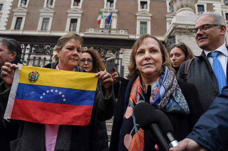 Mitzy Capriles de Ledezma, esposa del alcalde de Caracas y otros miembros de una delegación, frente al Palacio del Viminale, sede del Ministerio del I