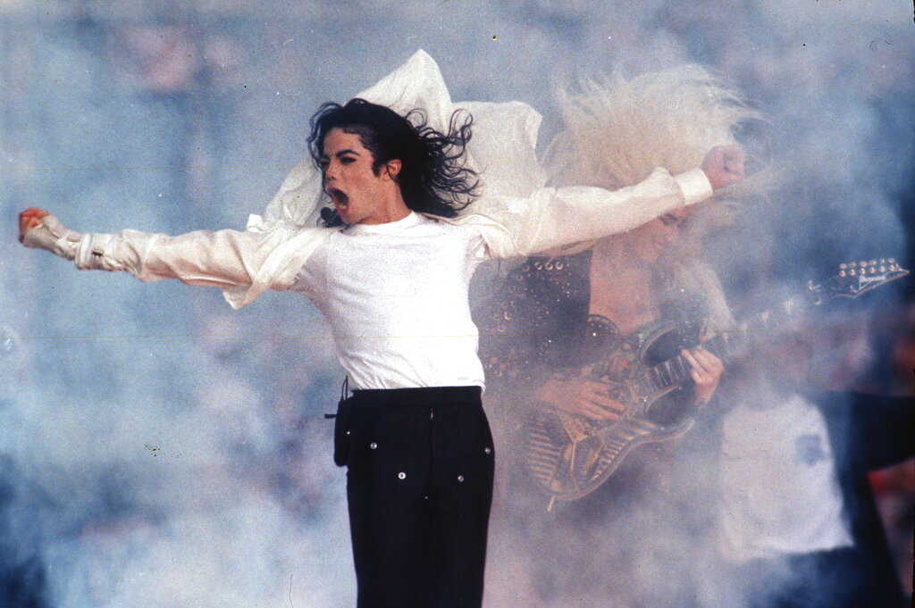 Padres de familia piden retirar estatua de Michael Jackson (AP)
