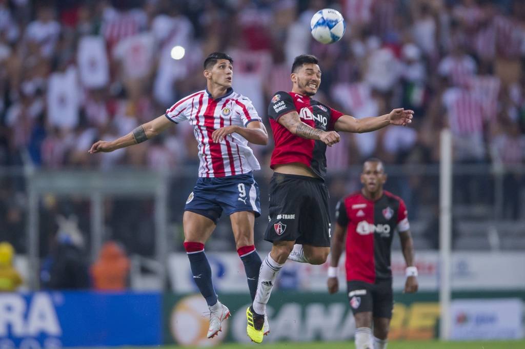 Alan Pulido en un juego contra Atlas (Mexsport)