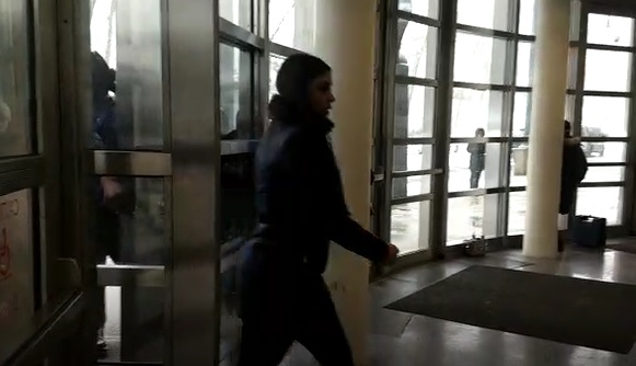 En su camino fue abordada por reporteros, quienes intentaban obtener alguna imagen o declaración. (Juan Alberto Vázquez)