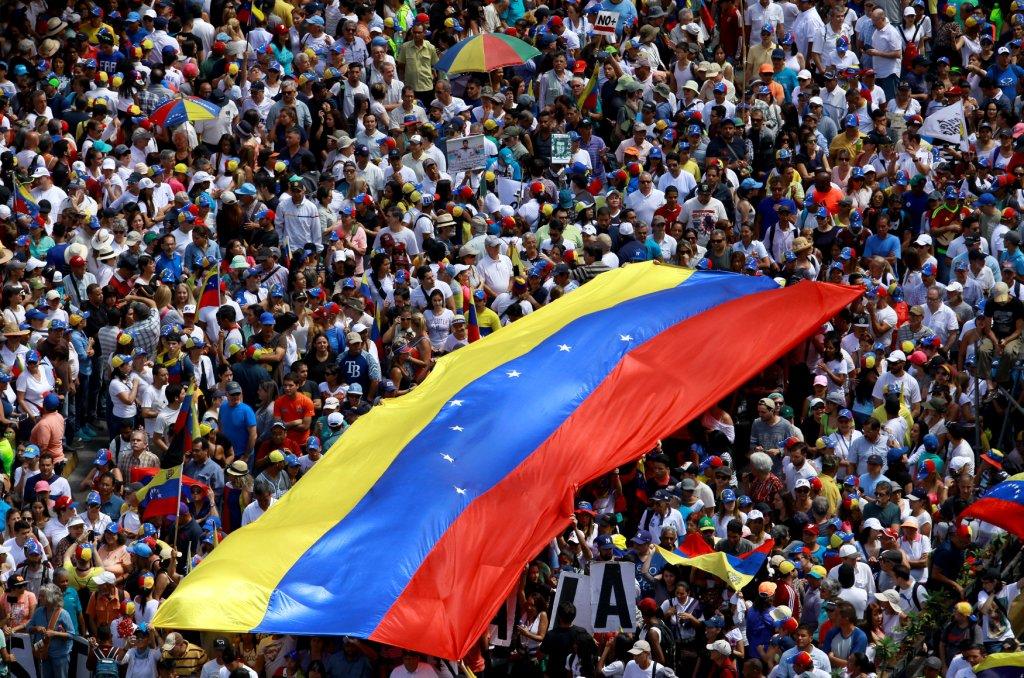 La crispación ocurre en plena debacle económica, con escasez de medicinas y alimentos impagables. Reuters