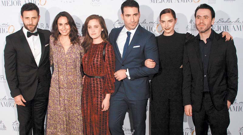 El elenco está encabezado por Carlos Ferro, Ana Serradilla, Natasha Dupeyrón, Miguel Ángel Silvestre, Minnie West y Celso García. Alfonso Manzano