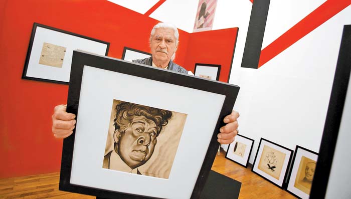 El hijo del artista muestra uno de los retratos de David Alfaro Siqueiros. Ariana Pérez