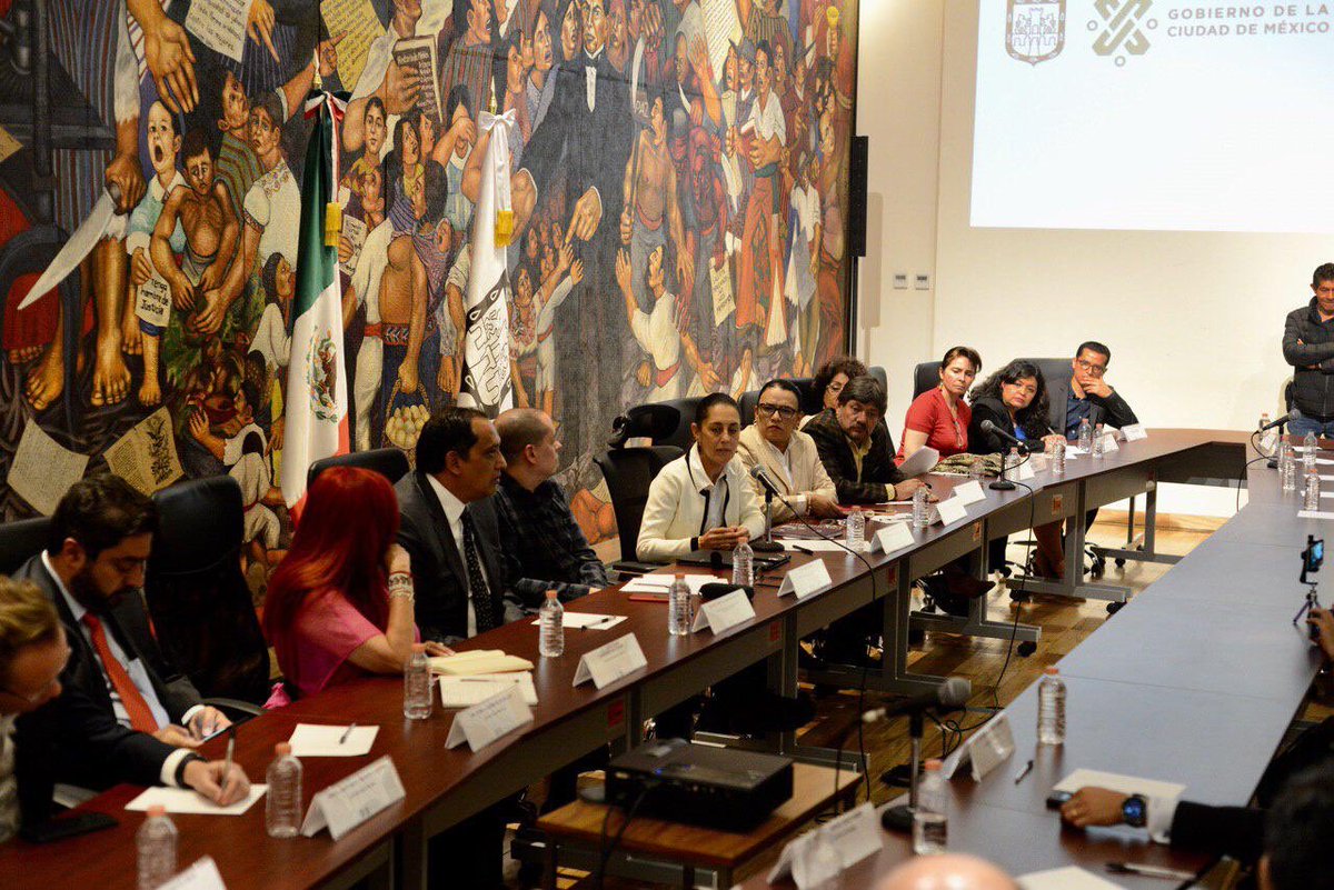 La jefa de Gobierno y los alcaldes en la firma del convenio. (Tomado de @Claudiashein)