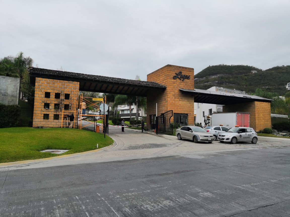 La zona fue acordonada por policías para comenzar la investigación.