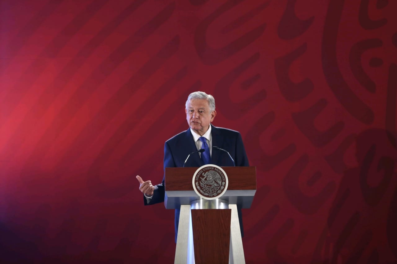 López Obrador dijo que es "inmoral" que ex funcionarios trabajen en empresas del mismo sector en el que se desempeñaron en el gobierno. (Javier Ríos)