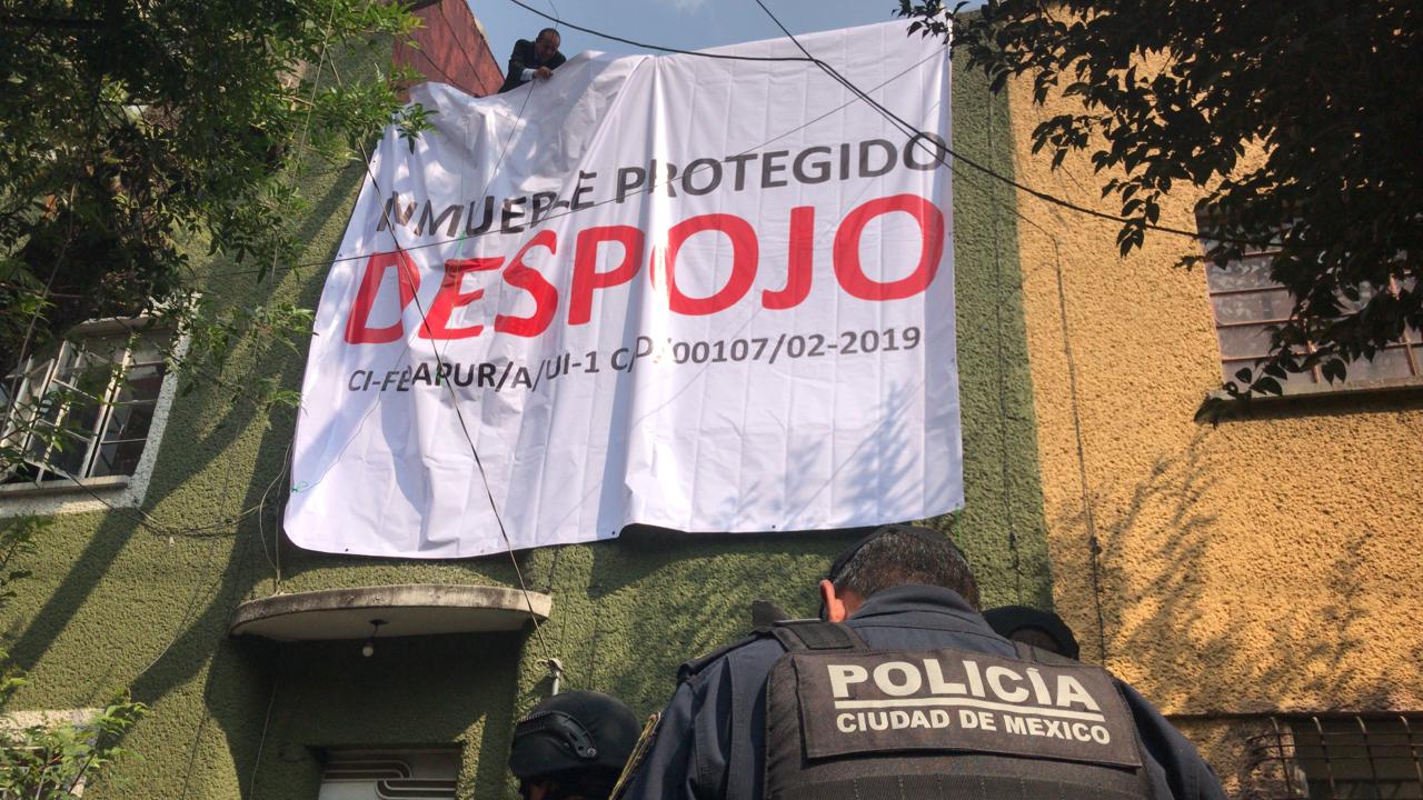 Personal de la alcaldía de Benito Juárez colocaron los sellos de desalojo en la vivienda. (Gabriel Ortega)