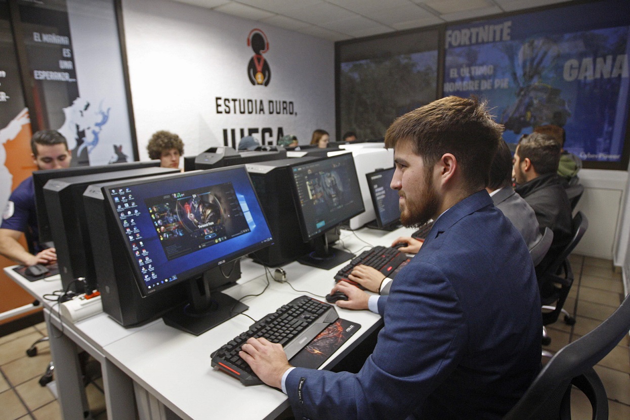 La UP inauguró un aula especial para sus estudiantes que busquen competir en distintos videojuegos. (Fernando Carranza)