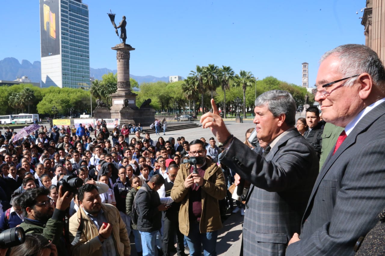 Los alumnos, encabezados por el diputado local, Asael Sepúlveda protestaron afuera del Palacio de Gobierno. Foto: Leonel Rocha