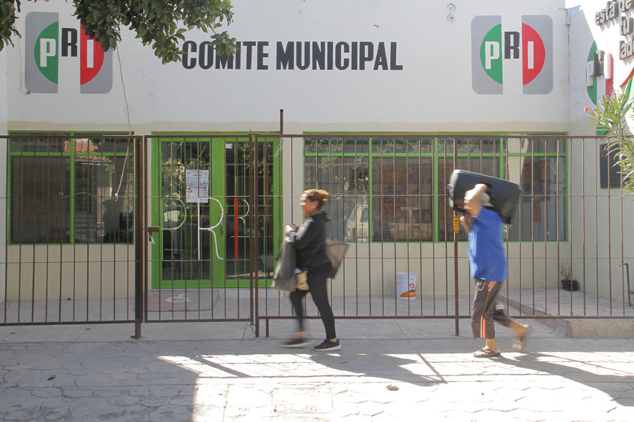 Tras 18 años de militancia en el PRI Lerdo, Espinoza y Cossio, decidieron presentar su renuncia. (Manuel Guadarrama)