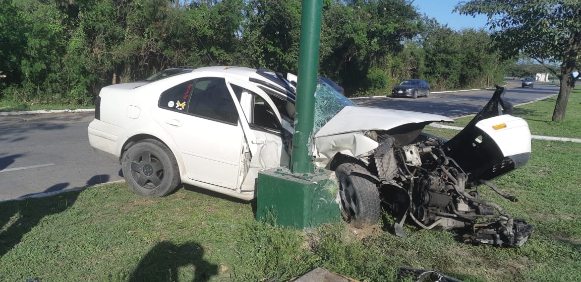 Automóvil queda destrozado.