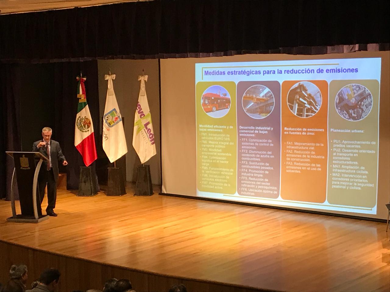El Centro Mario Molina propone monitorear vehículos y empresas contaminantes en Nuevo León. Foto: Leonel Rocha