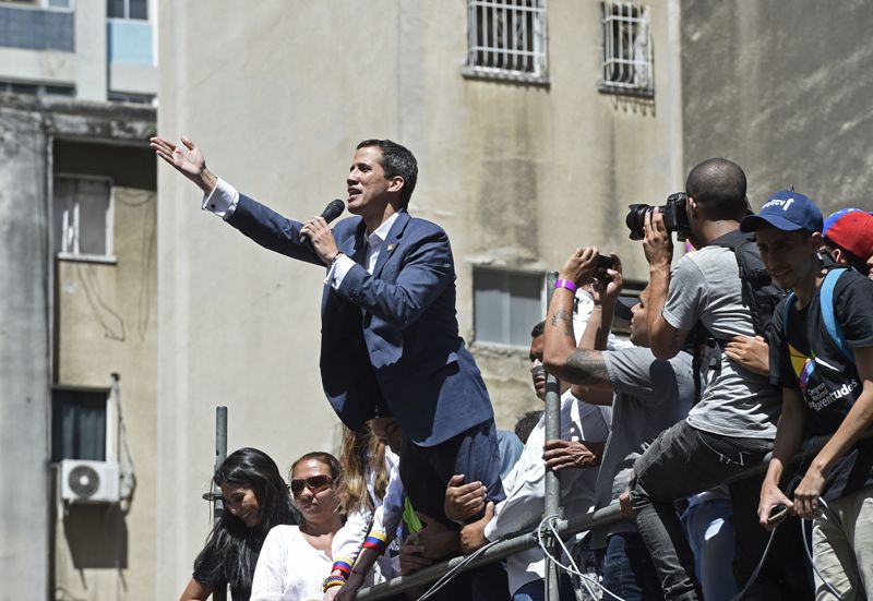 Hay quienes comparan a Guaidó con el ex presidente de EU Barack Obama por su delgadez, altura, cabello corto, y hasta su formalidad al vestir.