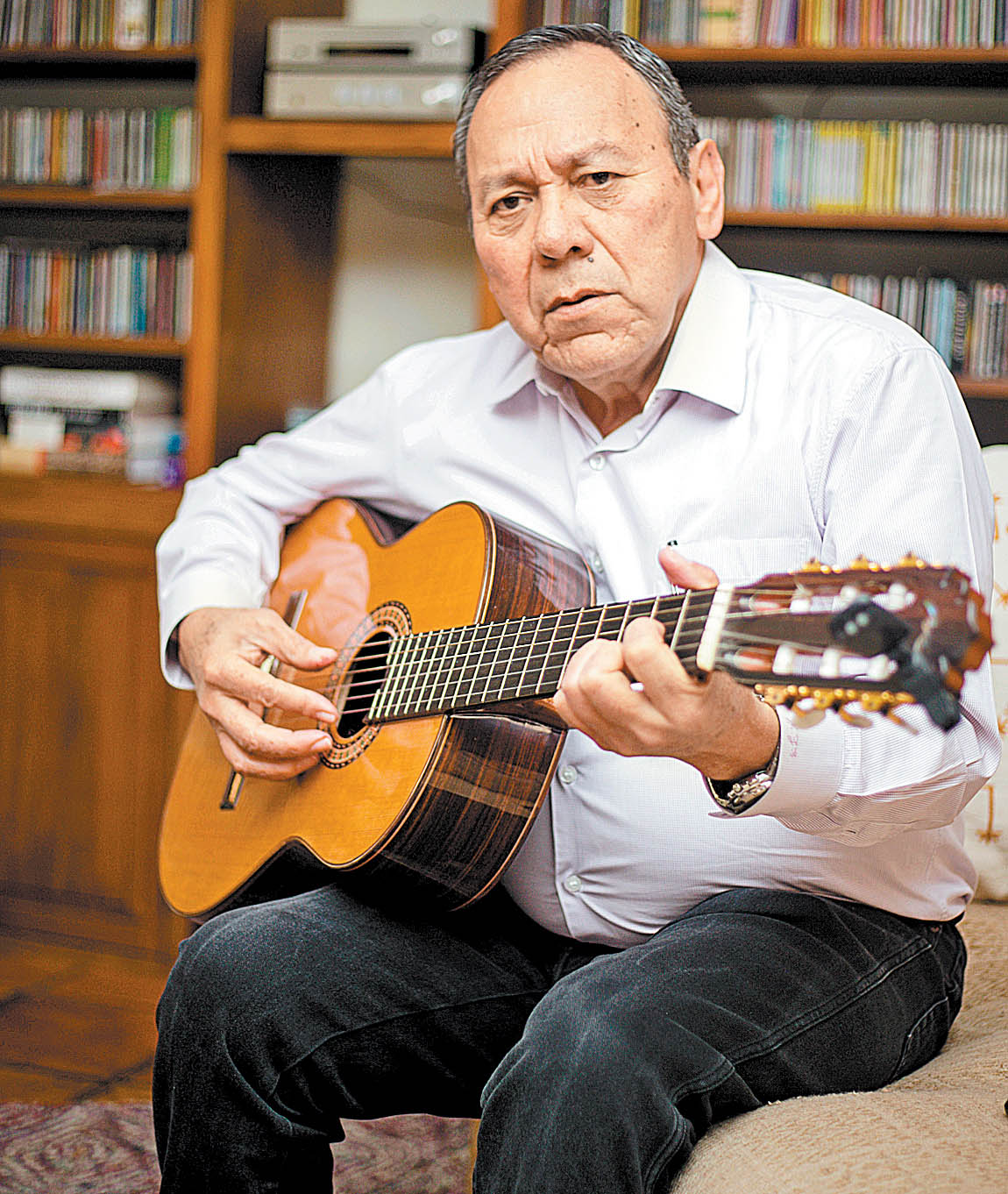 Durante la entrevista tomó la guitarra y cantó una ranchera. (Araceli López)