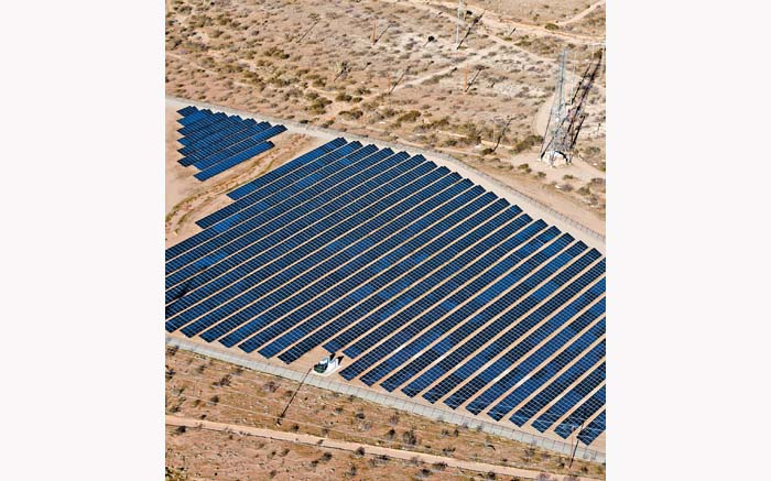 La industria fotovoltaica ocupa a una variedad de profesionales y técnicos.