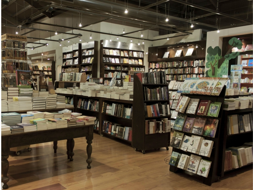 Interior de la librería Sophos, en Guatemala. (Cortesía)