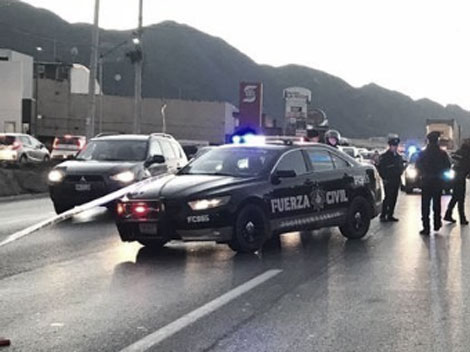 La pareja de la víctima fue atendida por paramédicos de la Cruz Roja tras sufrir una crisis nerviosa. (Foto: Especial).