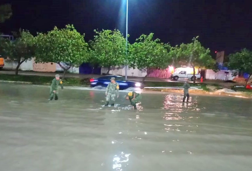 Personal del Ejército acudió a la zona para atender las inundaciones. (Tomada de @SEDENAmx)