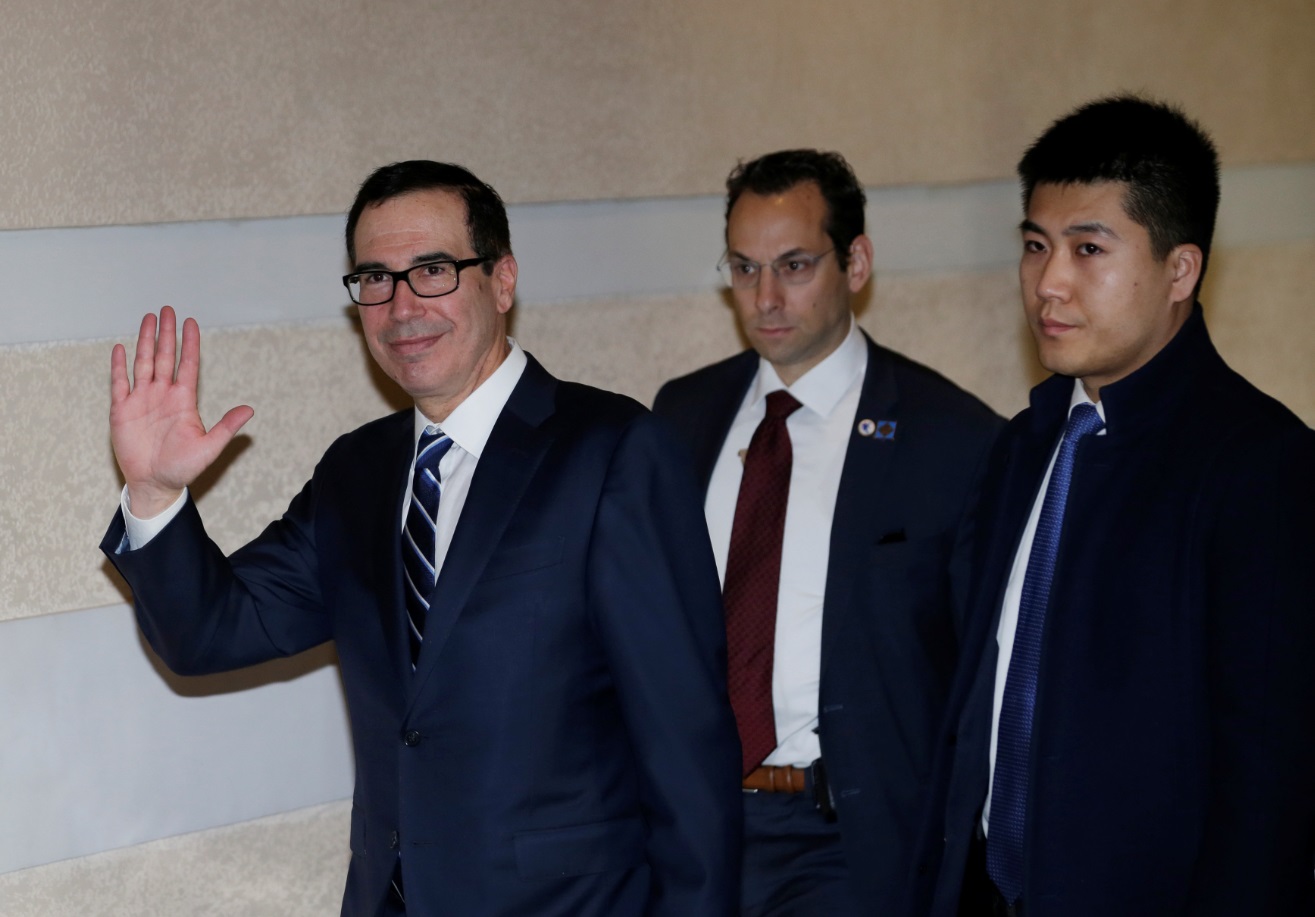 Steven Mnuchin, secretario del Tesoro de Estados Unidos, sale de su hotel en China (Foto: Reuters)