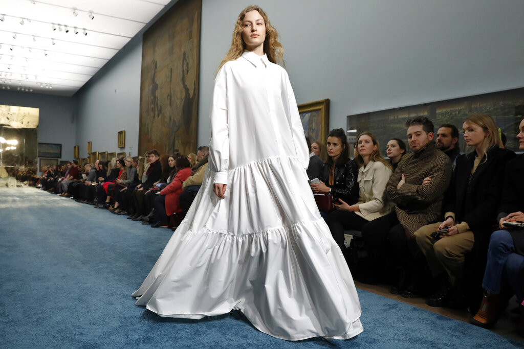 El último vestido de la pasarela reveló la versión moderna de la clásica camisa blanca. (AP)
