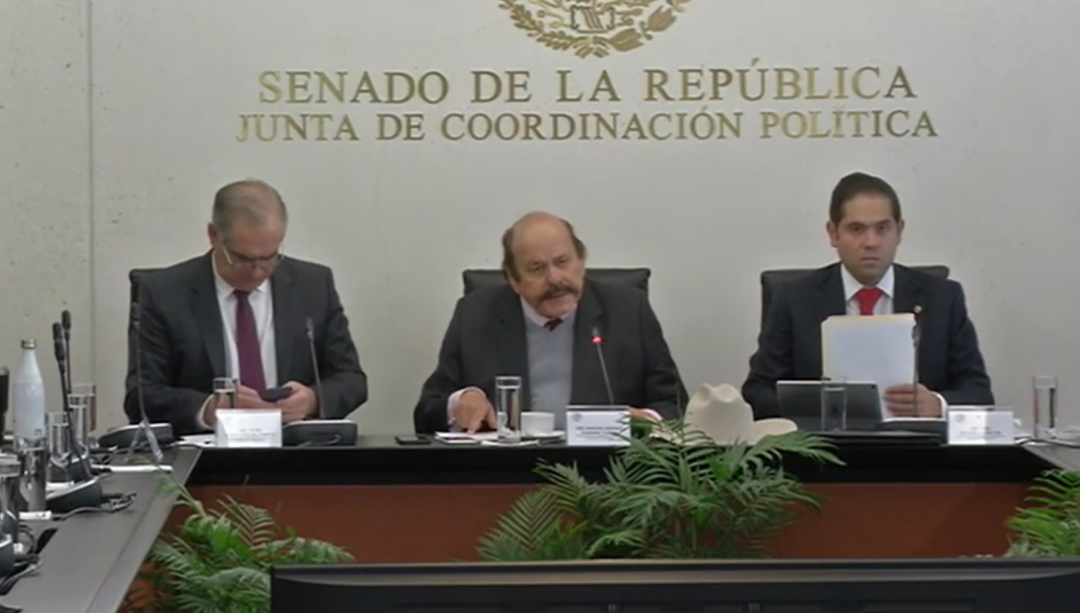 Armando Guadiana (centro) presidente de la Comisión de Energía del Senado (Especial)