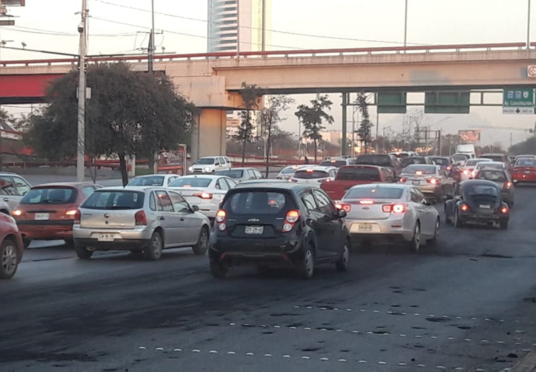 La carga quedó esparcida por los carriles principales. Foto: Especial