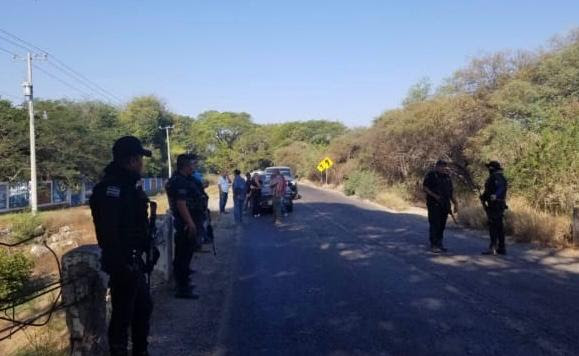 Elementos de la Policía Michoacán quitaron los bloqueos carreteros. (Especial)
