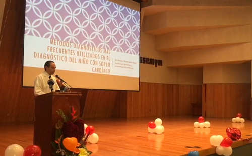 Durante el encuentro médico se pidió a los padres cuidados preventivos. (Monserrat Mata)
