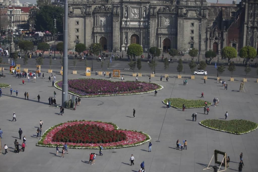 El gobierno de CdMx celebró el Día del Amor y la Amistad con siete corazones de flores en el Zócalo. | Ariana Pérez