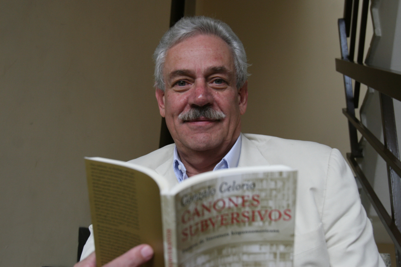 Gonzalo Celorio sostiene un ejemplar de 'Cánones subversivos' (Foto: Javier García | MILENIO)