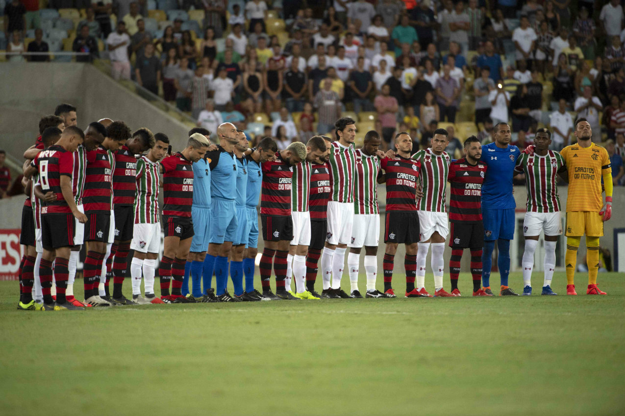Homenaje previo al choque entre el Flamengo y Fluminense (AFP)