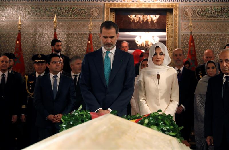 Letizia se cubrió la cabeza con un pañuelo de color blanco roto, siguiendo una tradición obligatoria para las mujeres que visitan este monumento. (EFE