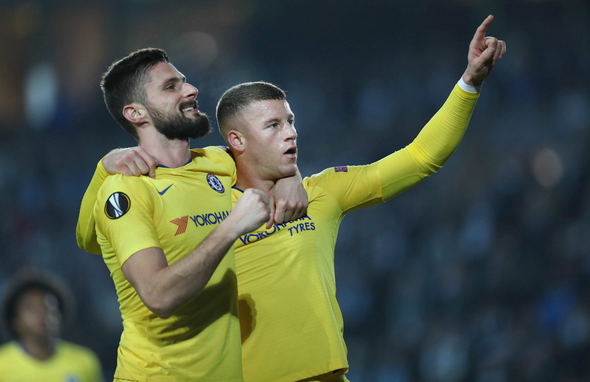 Olivier Giroud y Ross Barkley (AFP)