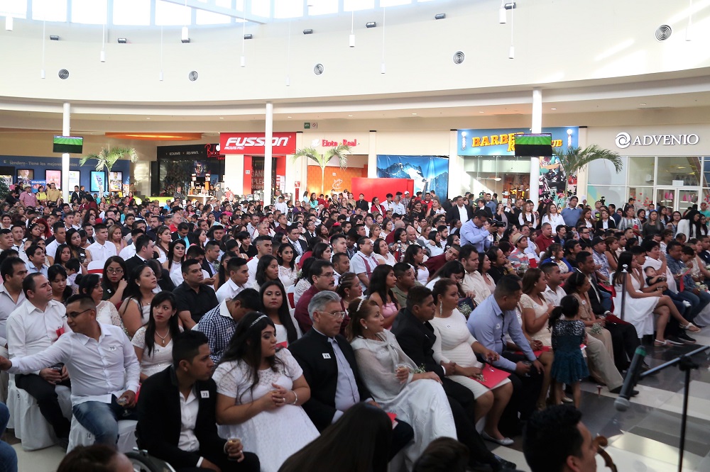 Más de 140 parejas se unieron en matrimonio, en una boda colectiva celebrada en un centro comercial. (Raúl Palacios)