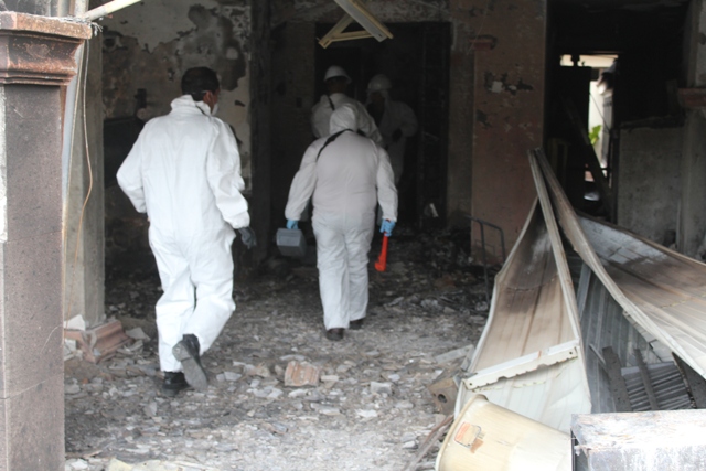 Peritos recopilando muestras tras incendio provocado por pipa en una zona residencial de Tampico