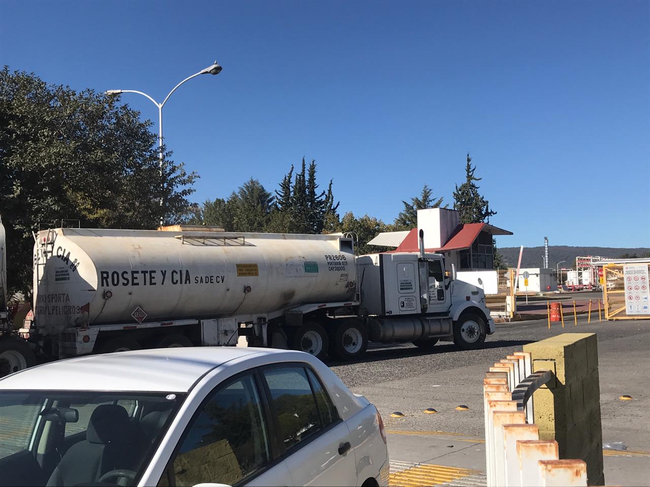 Pipas particulares se estacionan para luego realizar el trámite y entrar a la terminal (Elsa Martha Gutiérrez).